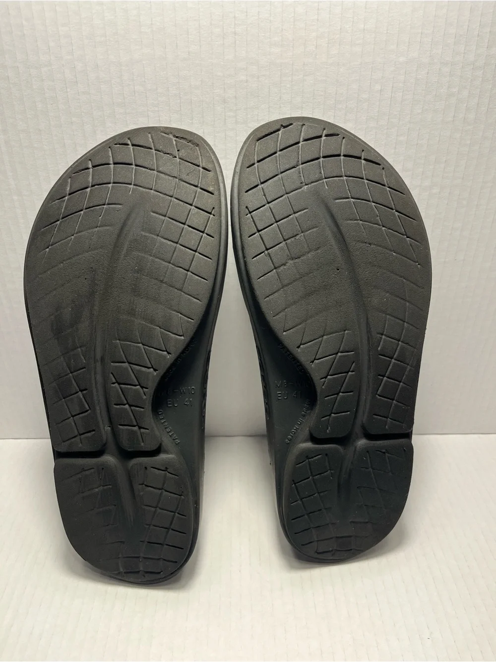 OOFOS Black Comfort Flip Flops M8-W10